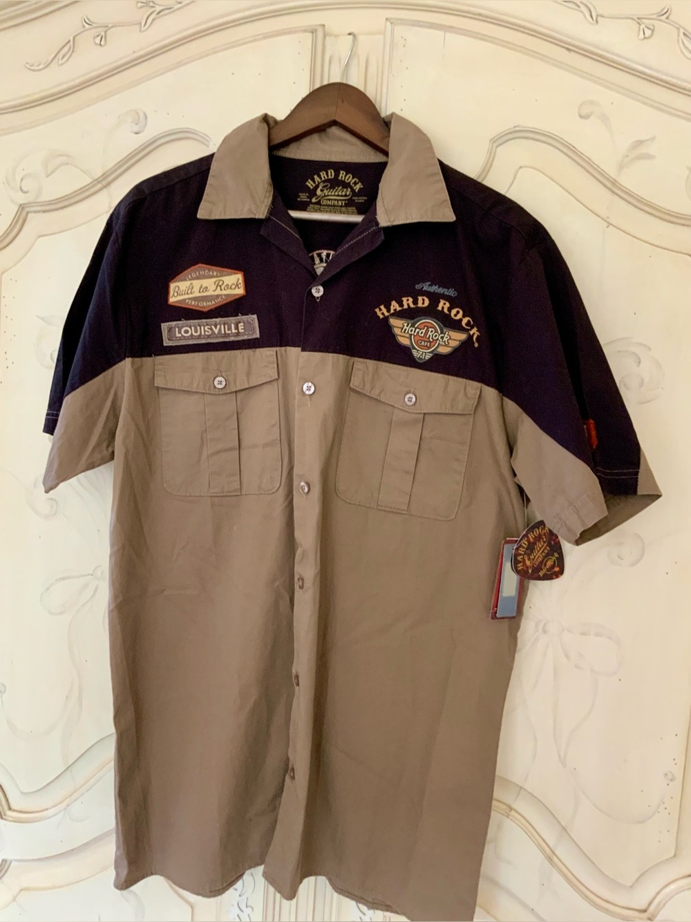 NWT Hard Rock Cafe Nashville Khaki and Black Two-Tone Short Sleeve Button Shirt